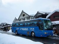 観光地で停車中のラッピングバス(写真:ゼンリンプロモ) 観光地で停車中のラッピングバス(写真:ゼンリンプロモ)