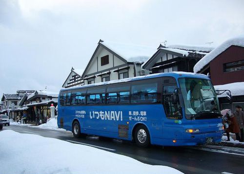 観光地で停車中のラッピングバス（写真：ゼンリンプロモ）