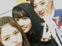 新人6人組ガールズグループEXID( イーエックスアイディー)のジョンファとヘリョンがMiss A（ミスエイ）のスジと一緒に撮ったセルフショットを公開した。
