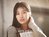 映画『建築学概論』でスクリーンデビューを飾る“万能演技ドル(演技できるアイドル)”Miss A（ミスエイ）のスジがネットで「第二のチョン・ジヒョン」と呼ばれ注目を浴びている。
