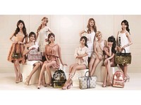 昨年の11月、NYでローンチを成功させたJ.ESTINAが、3月11日に韓国のAKデパート水原店で少女時代のサイン会を開催する。
