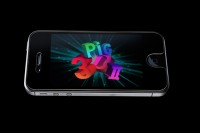 iPhoneに貼るだけで3D映像が楽しめるシート