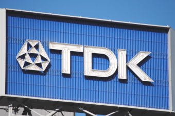 ＴＤＫ＜６７６２＞（東１）は１日の前場４４８５円（２４５円高）まで上げて高値を更新。