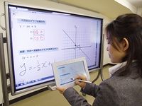 タッチディスプレイ「BIG PAD」と連携したインタラクティブな教育ソリューションの実演（写真：シャープ）