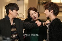 KBS ドラマチャンネル『輝ける彼女』で、トップスターとスターPDが放送局の屋上で殴り合いを繰り広げるという事件が起きた。