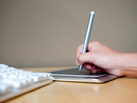 デスクがぐちゃぐちゃに散らかっている人は、忙しすぎて整理する余裕もないのでしょうか。あるいは、デスクが汚いために仕事のがうまくはかどらず、掃除する余裕すらなくなっているのでしょうか？