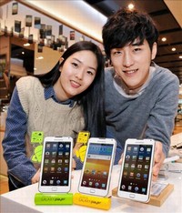 サムスン電子は5日、昨年発売したAndroid搭載メディアプレーヤー「GALAXY Player70」からさらに性能が向上した「GALAXY Player70 Plus」を韓国で発売した。 サムスン電子は5日、昨年発売したAndroid搭載メディアプレーヤー「GALAXY Player70」からさらに性能が向上した「GALAXY Player70 Plus」を韓国で発売した。