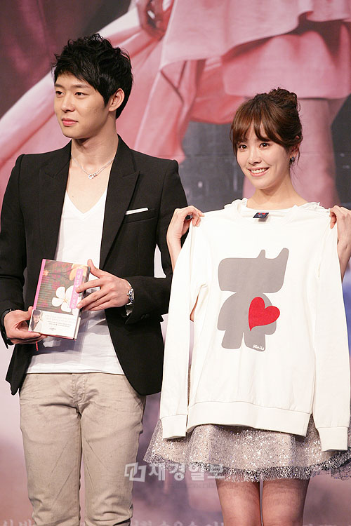 『屋根裏部屋の皇太子』発表会に参加するJYJパク・ユチョンら(8)