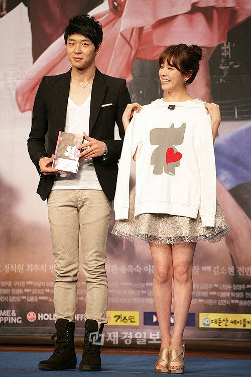 『屋根裏部屋の皇太子』発表会に参加するJYJパク・ユチョンら(7)