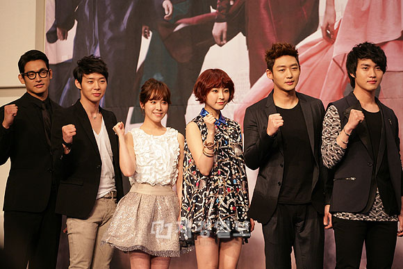 『屋根裏部屋の皇太子』発表会に参加するJYJパク・ユチョンら(2)