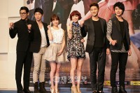 『屋根裏部屋の皇太子』発表会に参加するJYJパク・ユチョンら