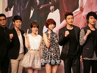 『屋根裏部屋の皇太子』発表会に参加するJYJパク・ユチョンら