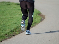 運動をして、健康的な食事と十分な睡眠を取り、また健康を保つために必要といわれる事を実行すると、ポジティブな連鎖の第一歩を踏み出すことができます。