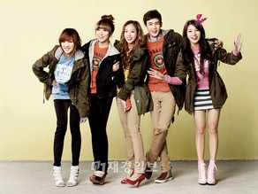 ファッションブランド「EDWIN」が2PMのニックンとMiss Aをモデルに起用し、2012年春の広告撮影を行った。写真＝EDWIN
