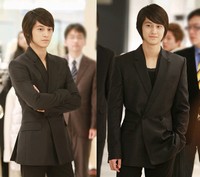 俳優キム・ボムが、韓国MBC『ハイキック3―短足の逆襲』に特別出演し、デパートの社長に変身して新たな姿を披露する。 俳優キム・ボムが、韓国MBC『ハイキック3―短足の逆襲』に特別出演し、デパートの社長に変身して新たな姿を披露する。