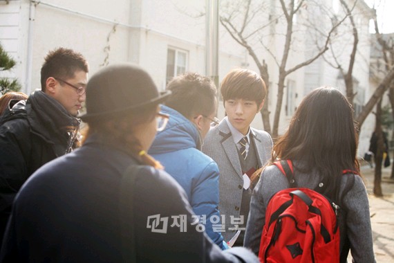 人気男性アイドルグループINFINITE（インフィニット）のメンバー、エルが女子高生風の少女を親しげに見つめている姿がキャッチされてネットユーザーたちの目を引いている。