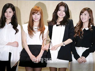 江南区広報大使委嘱式に出席した少女時代のメンバー 江南区広報大使委嘱式に出席した少女時代のメンバー