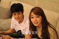 トップアイドルグループBEAST(ビースト)のヤン・ヨソプと、ガールズグループA Pink(エーピンク)のチョン・ウンジがレコーディングルームで一緒に撮った写真が公開され、ファンたちの興味と関心の的となり、熱い反応を見せている。 トップアイドルグループBEAST(ビースト)のヤン・ヨソプと、ガールズグループA Pink(エーピンク)のチョン・ウンジがレコーディングルームで一緒に撮った写真が公開され、ファンたちの興味と関心の的となり、熱い反応を見せている。