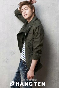 韓国のカジュアルブランド「HANG TEN Korea(ハンテンコリア)」(代表 Shivkumar Ramanathan、www.hangten.co.kr)が、韓国男性アイドルグループSS501(ダブルエスゴーマルイチ)のリーダー、キム・ヒョンジュンがモデルのグラビア写真を公開した。