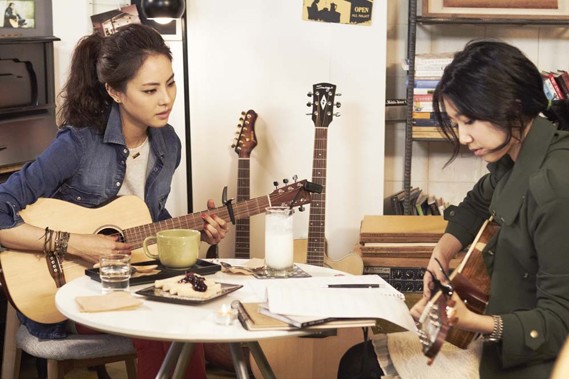 MBCミュージック『その女作詞、その男作曲』の“その女”パク・シネが、パク・ジユンと感性的なギター演奏を見せ、注目を集めている。