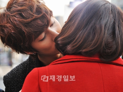 KBSドラマチャンネル『輝ける彼女』で、ソ・イヒョンとSS501キム・ヒョンジュンのキスシーンが予告され注目を集めている。
