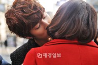 KBSドラマチャンネル『輝ける彼女』で、ソ・イヒョンとSS501キム・ヒョンジュンのキスシーンが予告され注目を集めている。