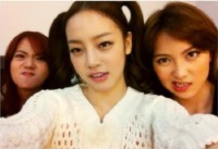 ガールズグループKARA（カラ）のク・ハラがメンバーたちと一緒に撮った反転セルフショットが話題だ。