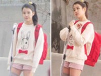 先日、インターネット掲示板に、「IU、CM撮影現場で」というタイトルで歌手IU（アイユー）の写真が掲載された。この写真は、某食品会社のCM撮影時に撮られたものと見られる。写真=オンラインコミュニティー
