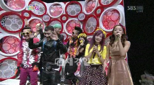 BIGBANG（ビッグバン）のテヤン（SOL）が突然IU（アイユ）を抱きしめ、オンライン上で話題になっている。