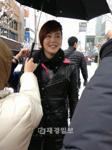 チャン・グンソクとユナは最近、KBSの新月火ドラマ『ラブレイン』の撮影のため北海道を訪問し、現地ファンから大歓迎を受けた。