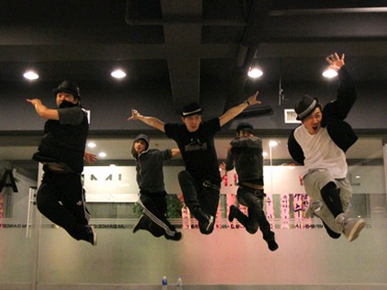 イ・ジュンギが、ニューシングル「Deucer」の収録曲を初めて披露することとなるイベント“Coming Back”を目前に、1日9時間にも及ぶ振り付けの練習を行っている。