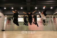 イ・ジュンギが、ニューシングル「Deucer」の収録曲を初めて披露することとなるイベント“Coming Back”を目前に、1日9時間にも及ぶ振り付けの練習を行っている。