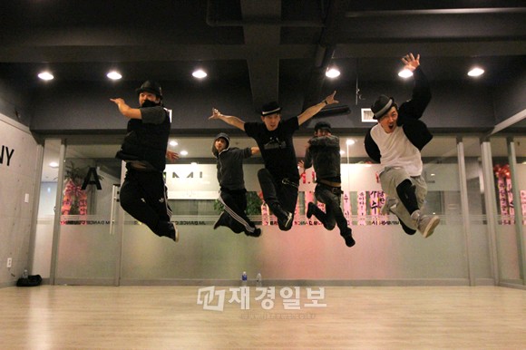 イ・ジュンギが、ニューシングル「Deucer」の収録曲を初めて披露することとなるイベント“Coming Back”を目前に、1日9時間にも及ぶ振り付けの練習を行っている。