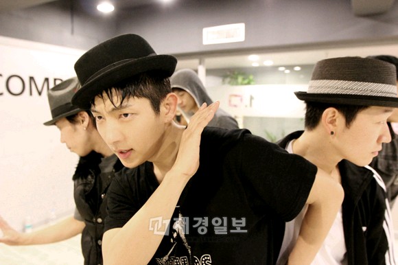 イ・ジュンギが、ニューシングル「Deucer」の収録曲を初めて披露することとなるイベント“Coming Back”を目前に、1日9時間にも及ぶ振り付けの練習を行っている。