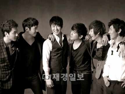 “最年長アイドル”「神話」（SHINHWA、 シンファ）が、2001年にヌード写真集を発売したエピソードを公開した。
