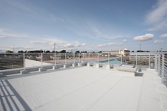 宮城県石巻市の「新・震災対応SS」2階屋上スペース（写真：JX日鉱日石エネルギー）　　　　　　　　　