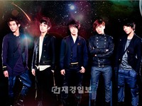 FTISLANDのメンバーたちが、ボーカル、イ・ホンギへの「無限の愛」を表現し、話題だ。