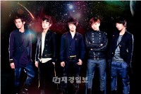 FTISLANDのメンバーたちが、ボーカル、イ・ホンギへの「無限の愛」を表現し、話題だ。 FTISLANDのメンバーたちが、ボーカル、イ・ホンギへの「無限の愛」を表現し、話題だ。