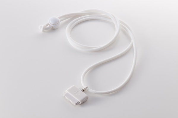 iPod/iPhoneのDockコネクタに装着すると首から提げて携帯できるストラップ「DockStrap One」