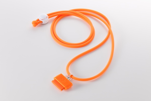 iPod/iPhoneのDockコネクタに装着すると首から提げて携帯できるストラップ「DockStrap One」