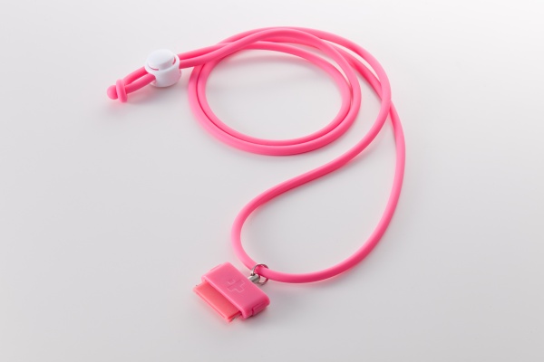 iPod/iPhoneのDockコネクタに装着すると首から提げて携帯できるストラップ「DockStrap One」