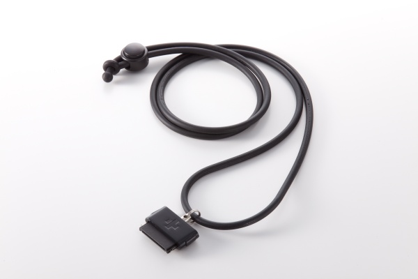 iPod/iPhoneのDockコネクタに装着すると首から提げて携帯できるストラップ「DockStrap One」