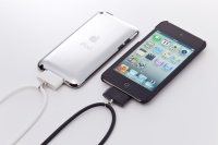 iPod/iPhoneのDockコネクタに装着すると首から提げて携帯できるストラップ「DockStrap One」 iPod/iPhoneのDockコネクタに装着すると首から提げて携帯できるストラップ「DockStrap One」