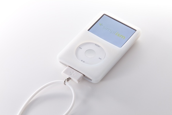 iPod/iPhoneのDockコネクタに装着すると首から提げて携帯できるストラップ「DockStrap One」