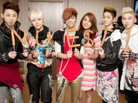 AFTERSCHOOL（アフタースクール）のユイが、新人グループNU’EST（ニューイースト）を応援するコメントとともに彼らとの仲良しショットを掲載した。