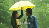 チャン・グンソクと少女時代ユナの雨の中の“傘デート”が公開され、話題となっている。