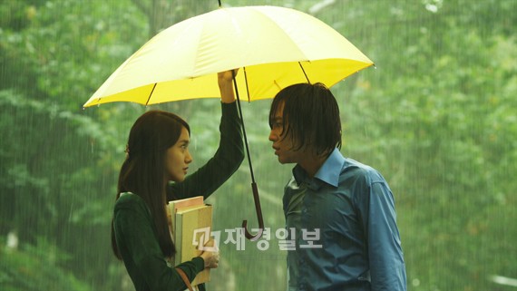 チャン・グンソクと少女時代ユナの雨の中の“傘デート”が公開され、話題となっている。