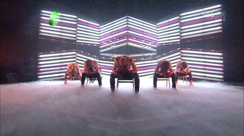 デビューするや爆発的な人気を見せている韓国の新人ボーイズグループNU'EST(ニューイースト)が、韓国SBS TVの音楽番組「人気歌謡」のステージで、パワフルな歌唱力と完璧なパフォーマンスを披露した。