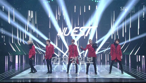 デビューするや爆発的な人気を見せている韓国の新人ボーイズグループNU'EST(ニューイースト)が、韓国SBS TVの音楽番組「人気歌謡」のステージで、パワフルな歌唱力と完璧なパフォーマンスを披露した。