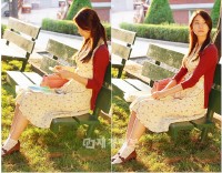 韓流スターチャン・グンソクと少女時代ユナの出演で、国内外から熱い関心を集めている韓国KBSの新作ドラマ『ラブレイン』（演出ユン・ソクホ、脚本オ・スヨン）で、70年代のキャンパスの女神キム・ユニ役を演じるユナの清楚さあふれる姿が、ネットユーザーの視線を集めている。